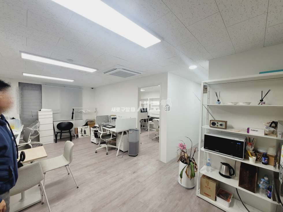 서울 강남구 역삼동 O 역삼역 도보 5분 O 홀 1 룸 1 O 텍스LED O 대로변 O 월세 매물번호 13618 사진 1