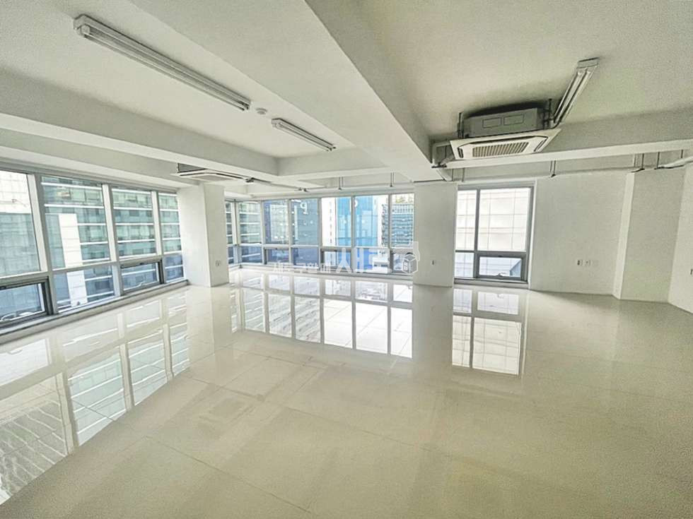 서울 강남구 역삼동 강남역 통유리 컨디션 좋은 24P 홀 사무실 월세 매물번호 10593 사진 1
