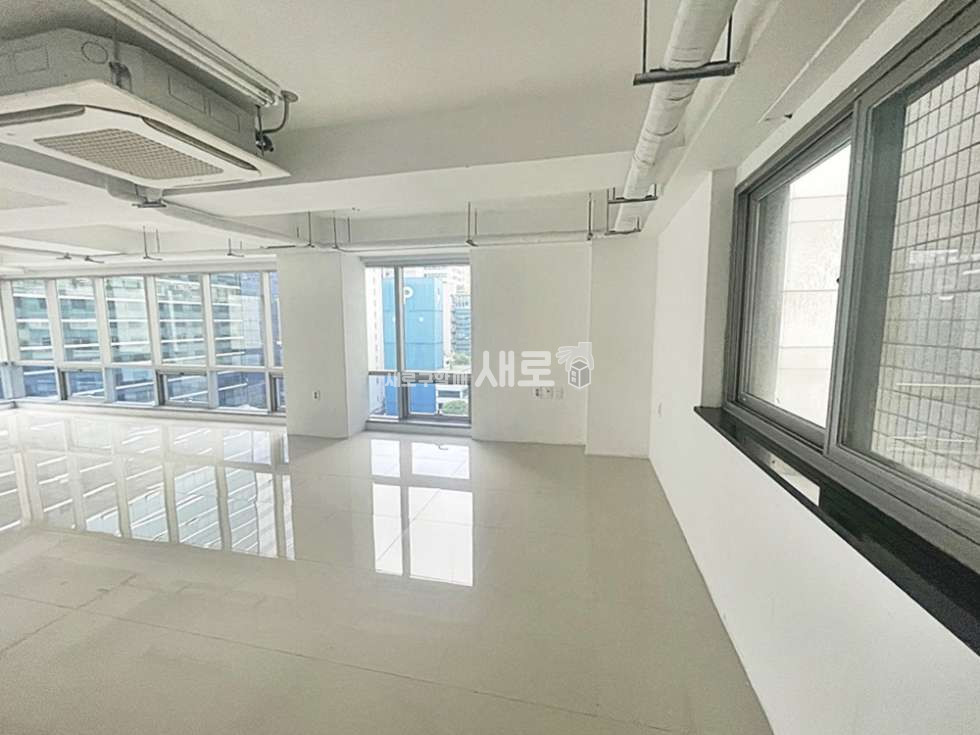서울 강남구 역삼동 강남역 통유리 컨디션 좋은 24P 홀 사무실 월세 매물번호 10593 사진 4