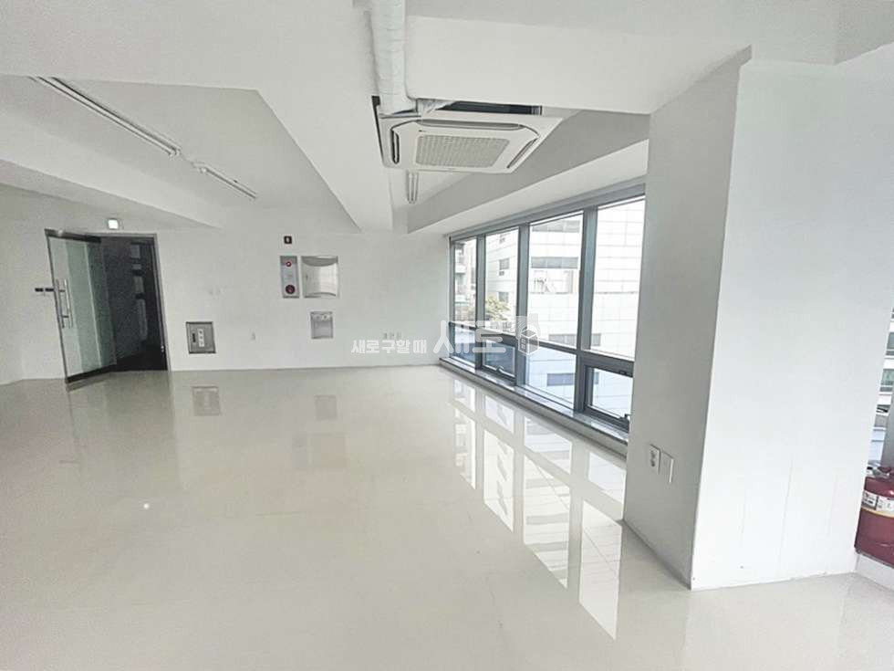 서울 강남구 역삼동 강남역 통유리 컨디션 좋은 24P 홀 사무실 월세 매물번호 10593 사진 5