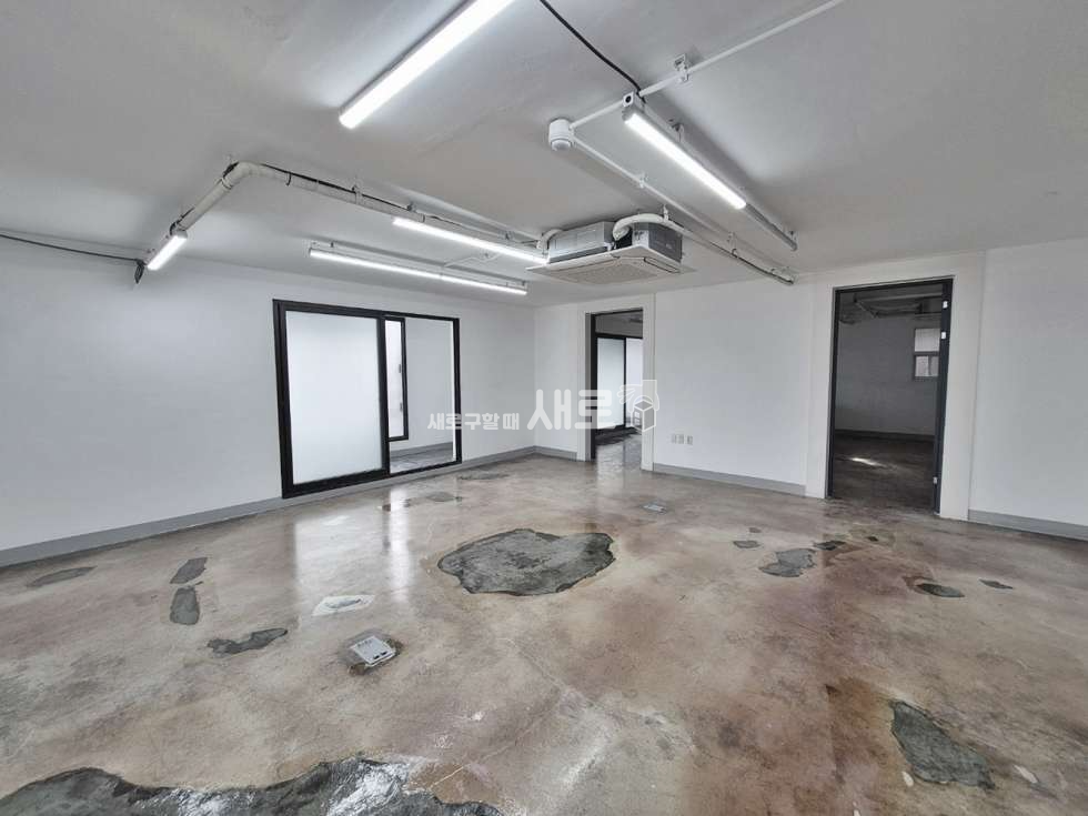서울 강남구 논현동 주차공간多 베란다 있는 룸 3개 중형 사무실 월세 매물번호 14975 사진 1