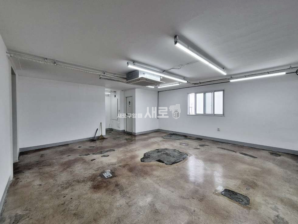 서울 강남구 논현동 주차공간多 베란다 있는 룸 3개 중형 사무실 월세 매물번호 14975 사진 2
