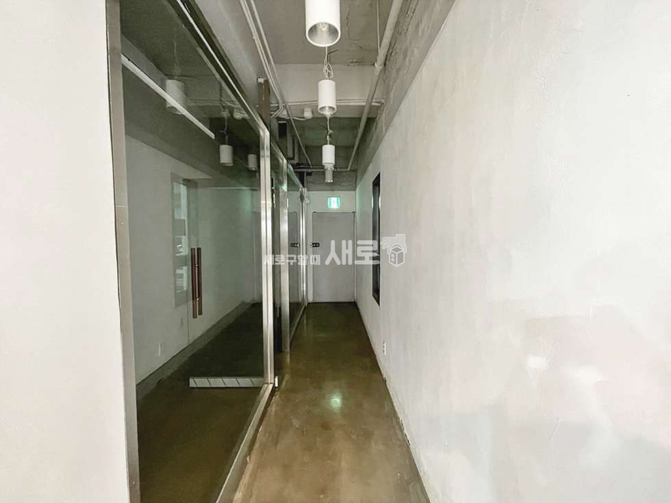 서울 강남구 논현동 학동역 초근접, 채광 좋은 지하층 사무실 월세 매물번호 15529 사진 5