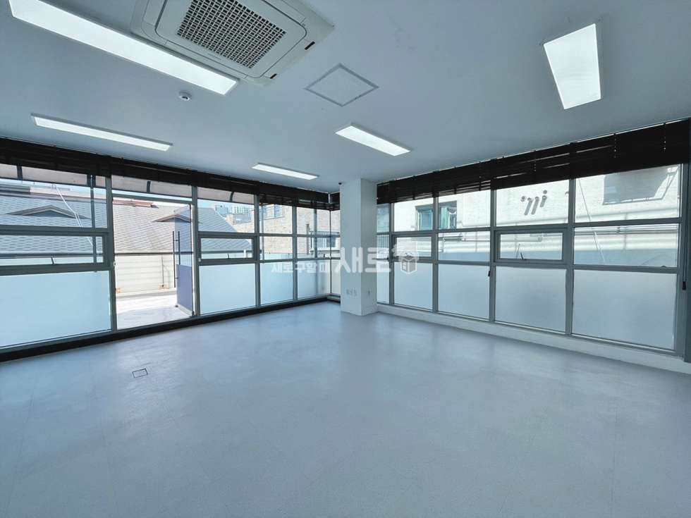 서울 강남구 역삼동 역삼역 도보 5분 거리, 테라스, 화이트톤 밝고 깔끔한 사무실 월세 매물번호 15550 사진 1
