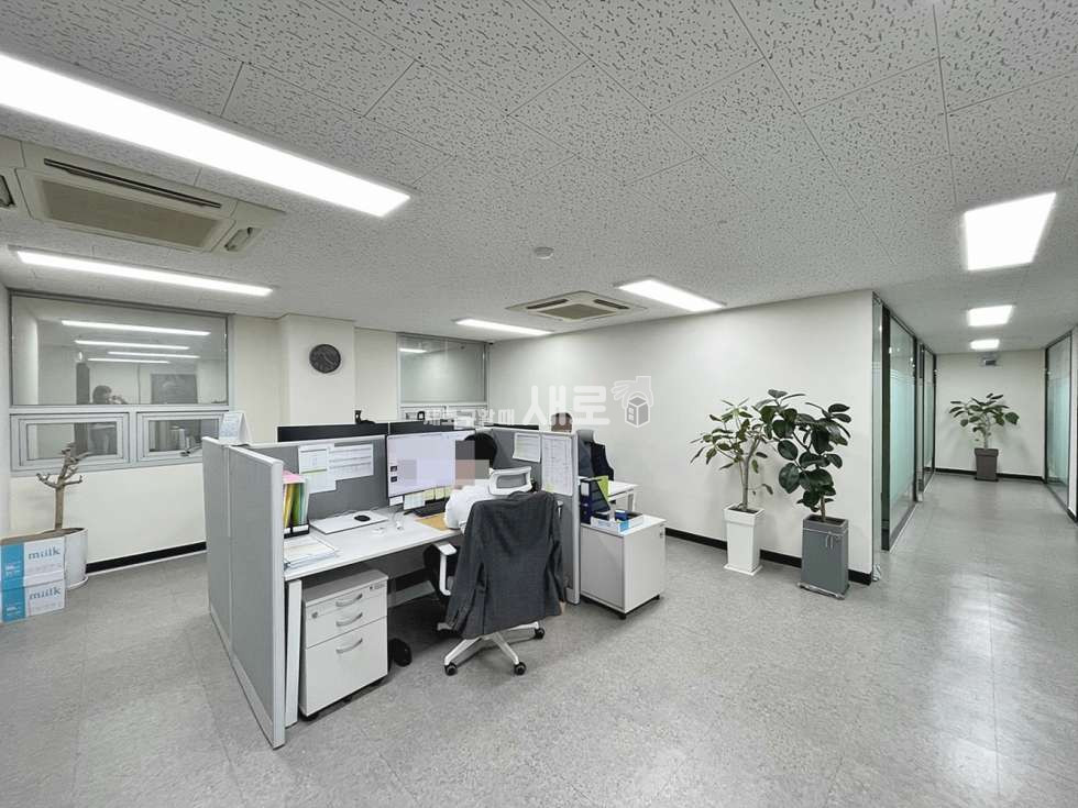 서울 강남구 삼성동 선릉역 도보3분, 홀+유리룸4, 화이트톤의 깔끔하고 활용도 좋은 사무실 월세 매물번호 15701 사진 1