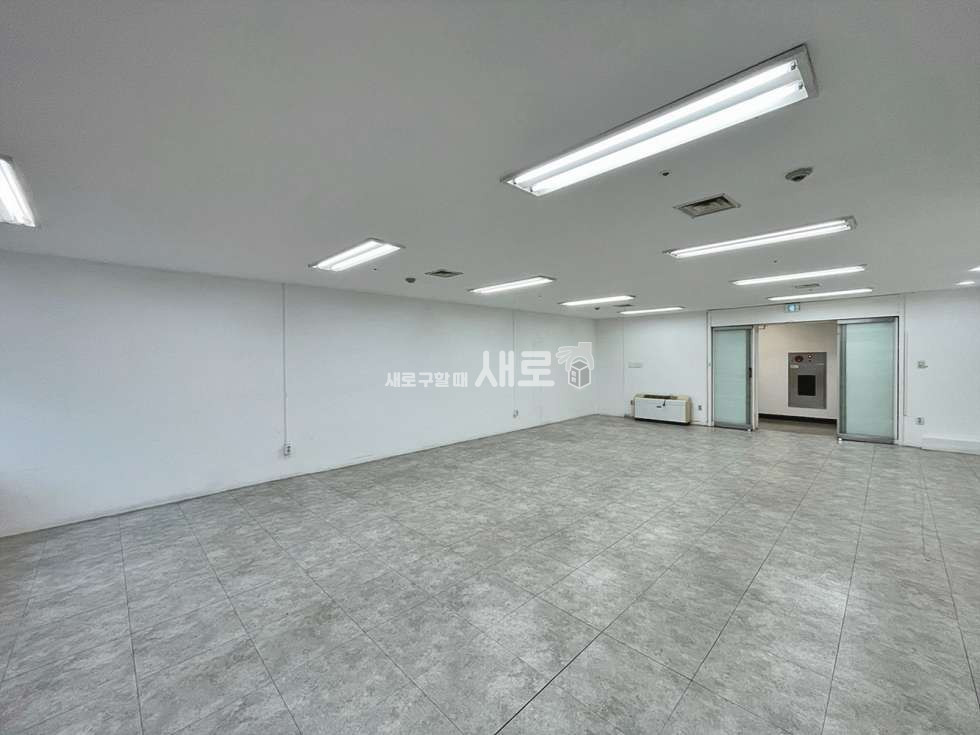 서울 강남구 논현동 을지병원사거리 인근 대로변 위치, 화이트톤의 깔끔한 직사각형 사무실 월세 매물번호 15745 사진 4