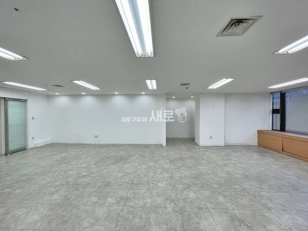 서울 강남구 논현동 을지병원사거리 인근 대로변 위치, 화이트톤의 깔끔한 직사각형 사무실 월세 매물번호 15745 사진 5