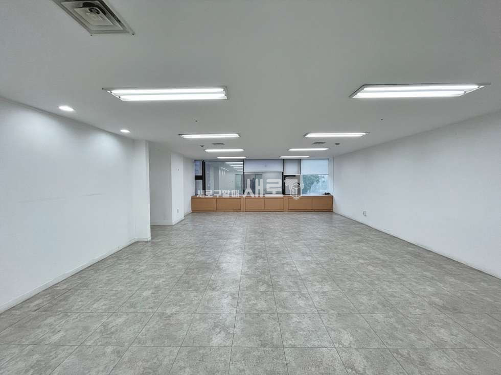 서울 강남구 논현동 을지병원사거리 인근 대로변 위치, 화이트톤의 깔끔한 직사각형 사무실 월세 매물번호 15745 사진 6