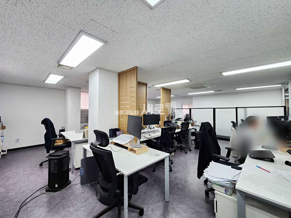 서울 강남구 논현동 실사진O | 신사역세권 |륨1 + 홀 구조 | 인테리어 A급! 가성비 사무실 월세 매물번호 15751 사진 3