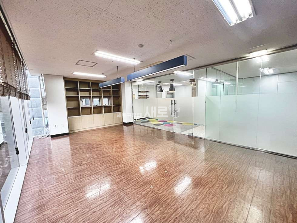 서울 서초구 양재동 특A급 전체 통유리 전망최고 럭셔리 인테리어 양재역 도보 7분 월세 매물번호 11071 사진 2