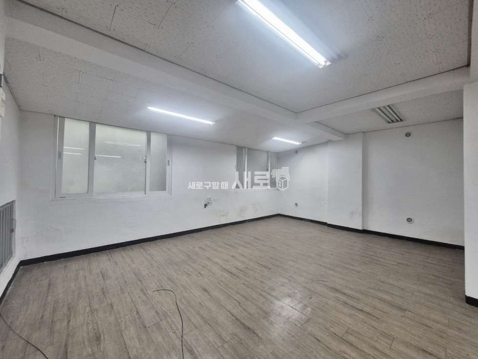 서울 서초구 반포동 실사진O 햇볕드는 깔끔한 지하 사무실 월세 매물번호 15197 사진 2