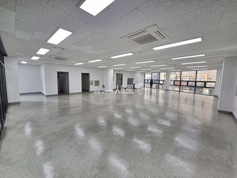 서울 서초구 양재동 『 말죽거리공원사거리 대로변│55평 광폭 오픈형│전용 베란다│내외관 깔끔 』 월세 매물번호 16341 사진 1