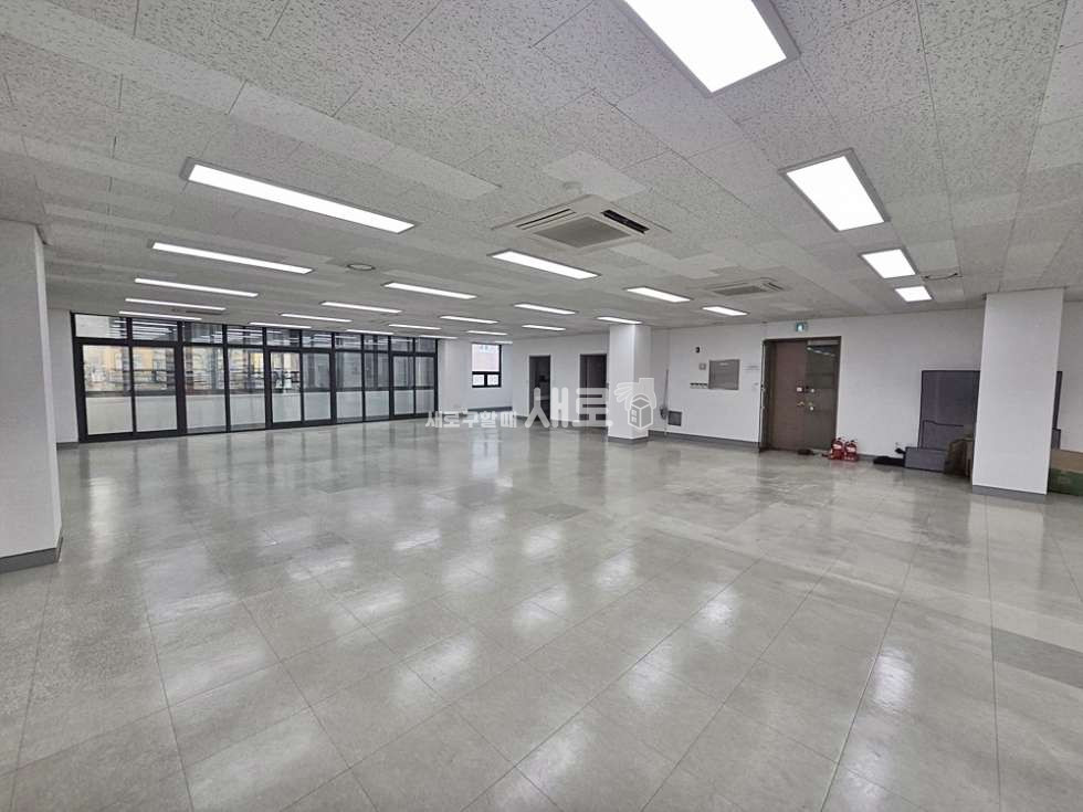 서울 서초구 양재동 『 말죽거리공원사거리 대로변│55평 광폭 오픈형│전용 베란다│내외관 깔끔 』 월세 매물번호 16341 사진 2