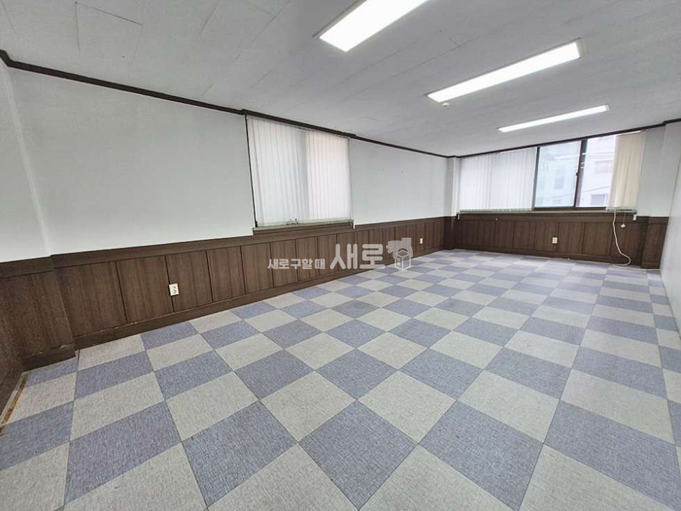 서울 서초구 서초동 교대역대로변 | 접근성 우수 | 홀2개가 붙어있는 구조 | 활용도 좋은 사무실 월세 매물번호 16359 사진 1
