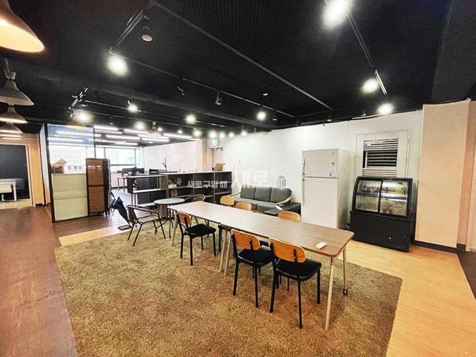 서울 강남구 논현동 무려 신사역 도보 1분 단독룸 많은 강력추천 사무실 월세 매물번호 11028 사진 1