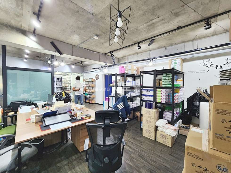 서울 강남구 신사동 을지병원 사거리 인근 노출천장 레일조명 사무실 월세 매물번호 11296 사진 1