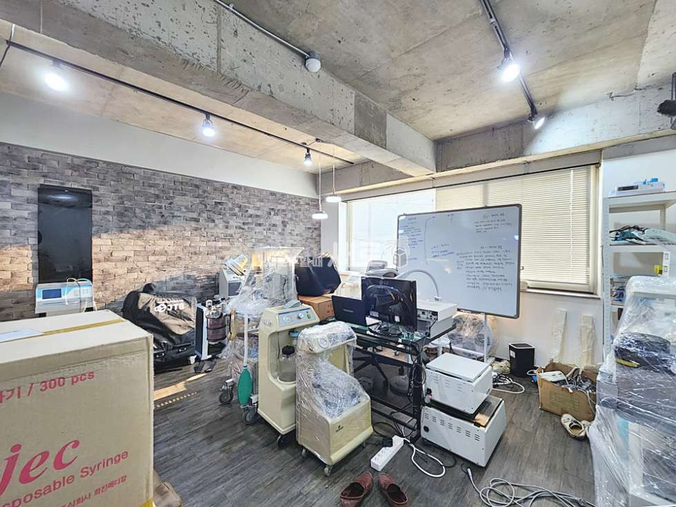 서울 강남구 신사동 을지병원 사거리 인근 노출천장 레일조명 사무실 월세 매물번호 11296 사진 5