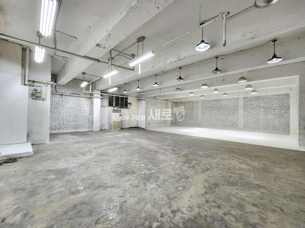 서울 강남구 신사동 압구정역 도보 5분 대로변 위치 층고 3.7m 스튜디오 월세 매물번호 11399 사진 1