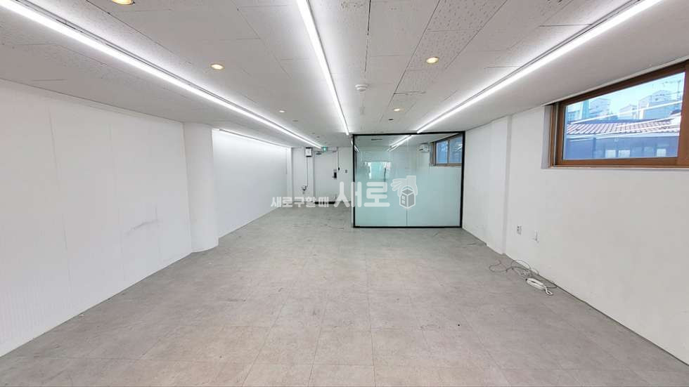 서울 서초구 서초동 서초역 도보 5분 내외 인테리어 면적 주차 모두 갖춘 사무실 월세 매물번호 11909 사진 3