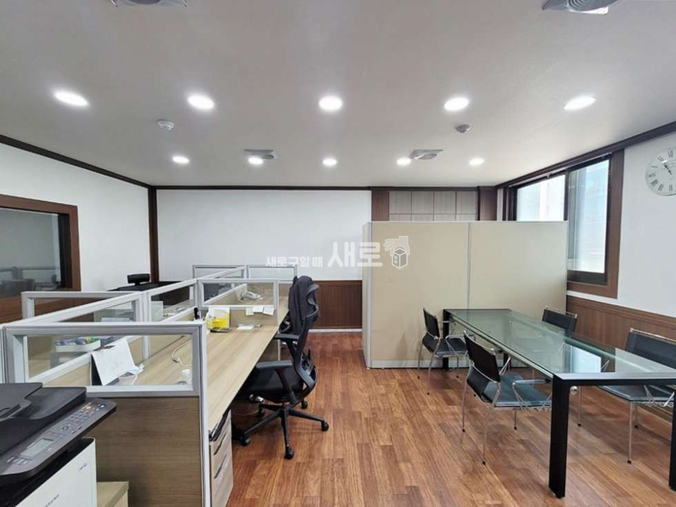 서울 강남구 논현동 논현역 인근 6차선 대로변에 위치한 사무실 월세 매물번호 12780 사진 3
