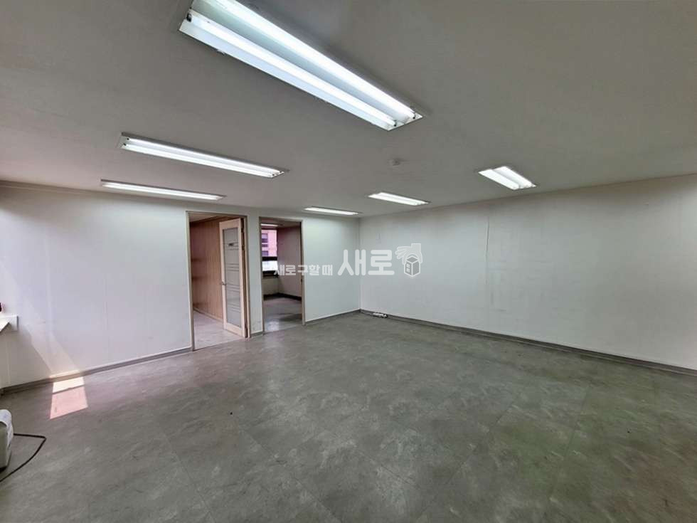 서울 강남구 논현동 신사역 1번출구 위치한 깔끔하고 방 많은 사무실 월세 매물번호 12786 사진 2