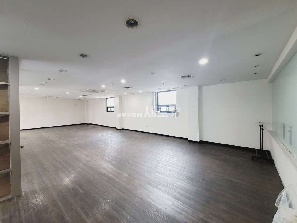서울 강남구 논현동 논현기흥빌딩동 실사진 O 학동사거리 인근 직사각형 형태의 사무실 월세 매물번호 12974 사진 4