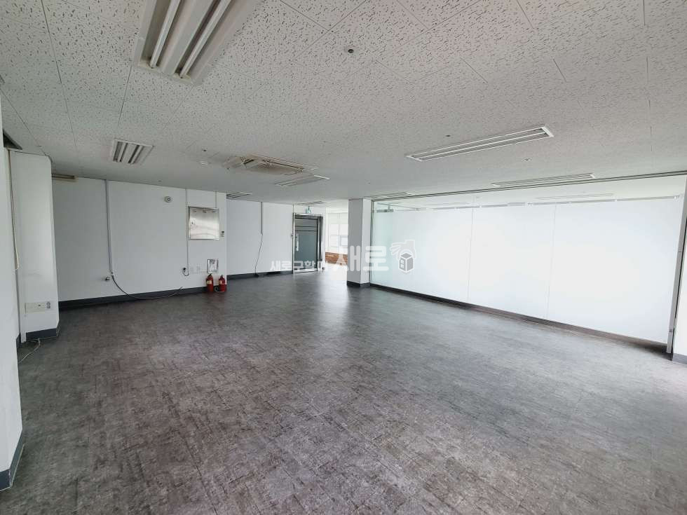 서울 강남구 역삼동 O 역삼역 3번출구 O 주차엘베 O 내부분리화장실 O 외부창많은O 월세 매물번호 13093 사진 1