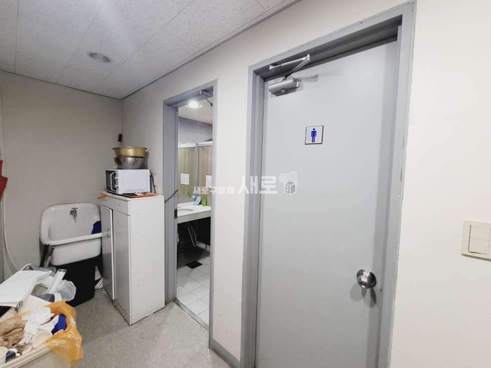 서울 강남구 역삼동 역삼빌딩동 O 뱅뱅사거리 O 홀 1 룸 3 O 대형사무실 O 주차엘베 O 월세 매물번호 13234 사진 8