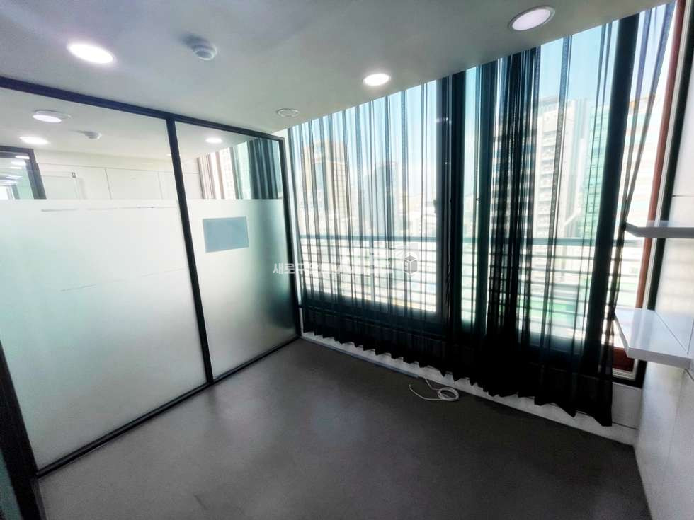 서울 강남구 논현동 신사역 도보3분, 3룸 중형 사무실, 6F, 테라스 보유,엘베O,주차O 월세 매물번호 13263 사진 4