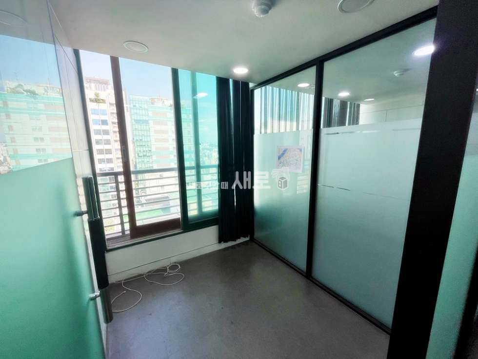 서울 강남구 논현동 신사역 도보3분, 3룸 중형 사무실, 6F, 테라스 보유,엘베O,주차O 월세 매물번호 13263 사진 5
