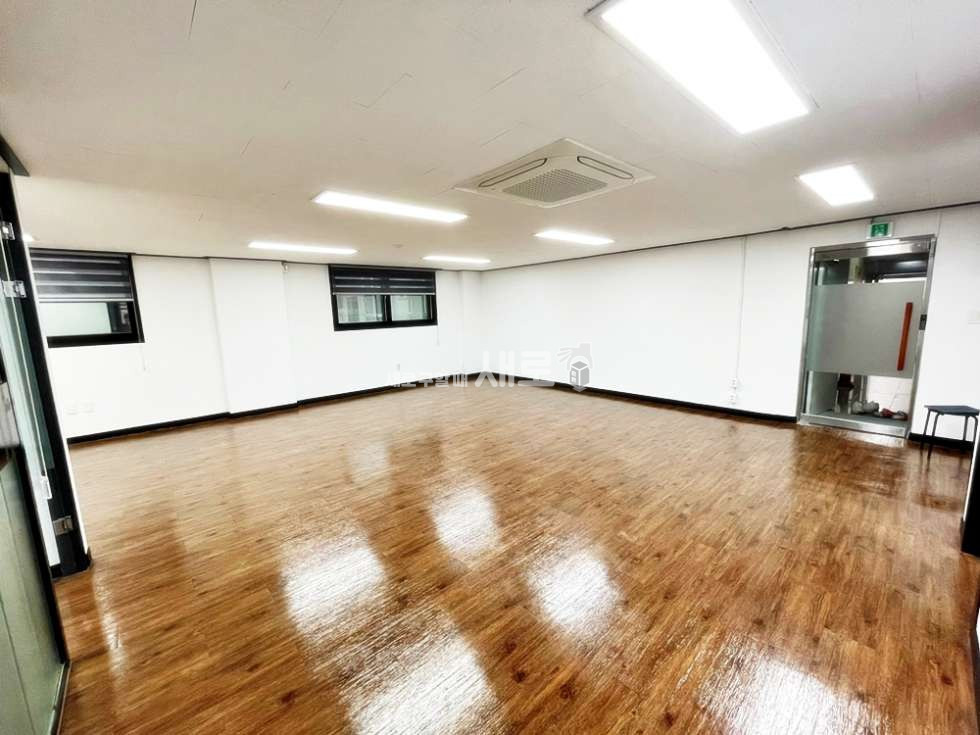 서울 강남구 논현동 논현동 가구거리 인근,실내 컨디션上,시설 완비,중형사무실,2F,엘베O,주차O 월세 매물번호 13315 사진 3