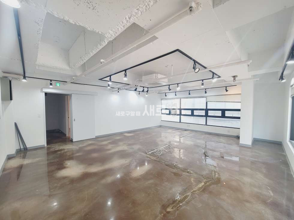서울 강남구 논현동 나동 O 언주역 4번출구 O 홀 1 룸 1 O 노출천장 O 주차엘베 O 월세 매물번호 13358 사진 1
