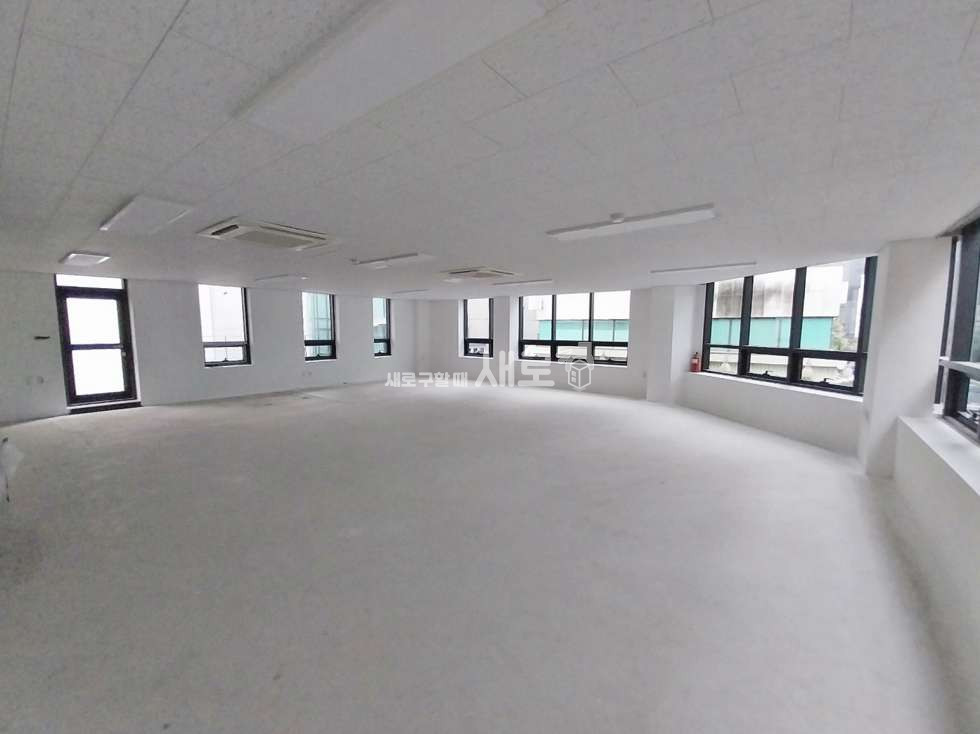 서울 강남구 논현동 강남구청역 도보3분거리 가시성좋고 전면통유리 내외관깔끔한컨디션매물 월세 매물번호 13477 사진 2