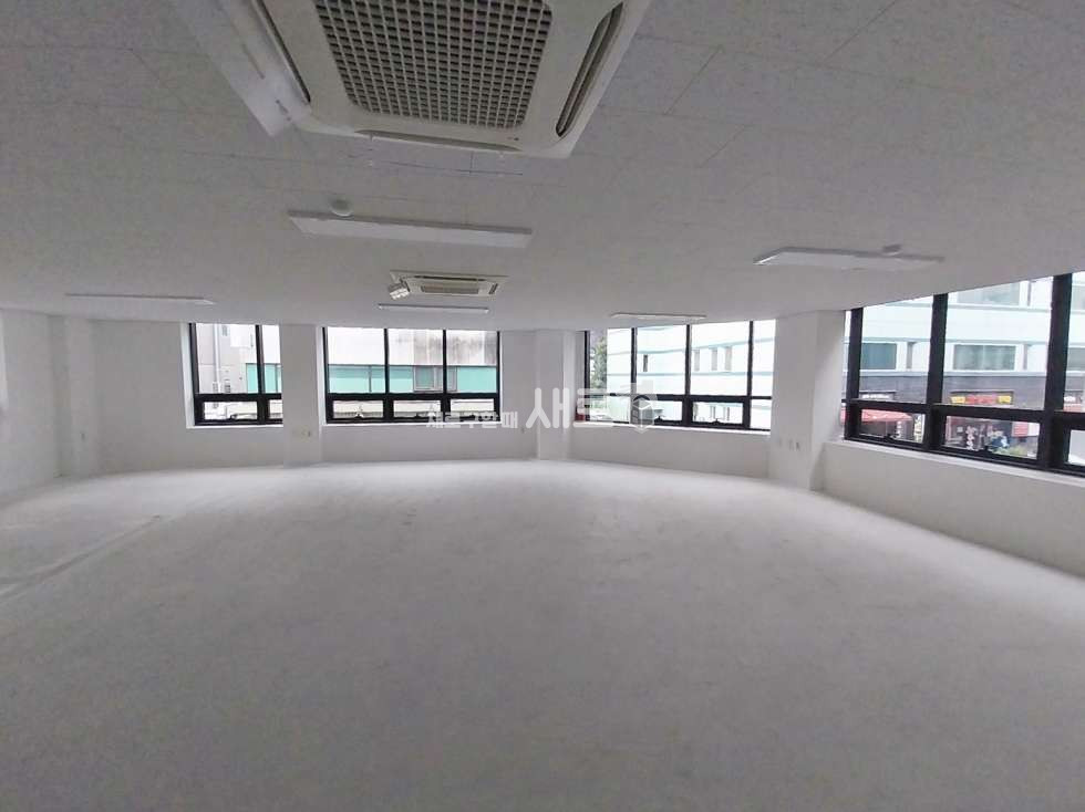 서울 강남구 논현동 강남구청역 도보3분거리 가시성좋고 전면통유리 내외관깔끔한컨디션매물 월세 매물번호 13477 사진 3
