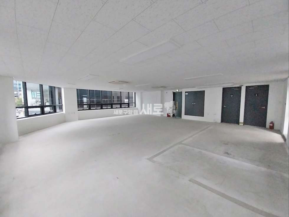 서울 강남구 논현동 강남구청역 도보3분거리 가시성좋고 전면통유리 내외관깔끔한컨디션매물 월세 매물번호 13477 사진 4