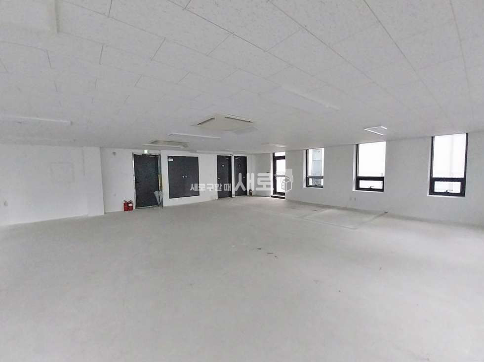 서울 강남구 논현동 강남구청역 도보3분거리 가시성좋고 전면통유리 내외관깔끔한컨디션매물 월세 매물번호 13477 사진 6