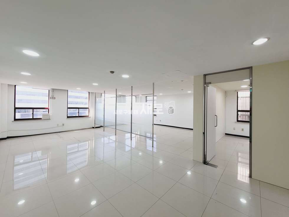 서울 강남구 논현동 O 강남구청역 도보 5분 O 홀 1 룸 1 O 주차엘베 O 대로변 O 월세 매물번호 13587 사진 4