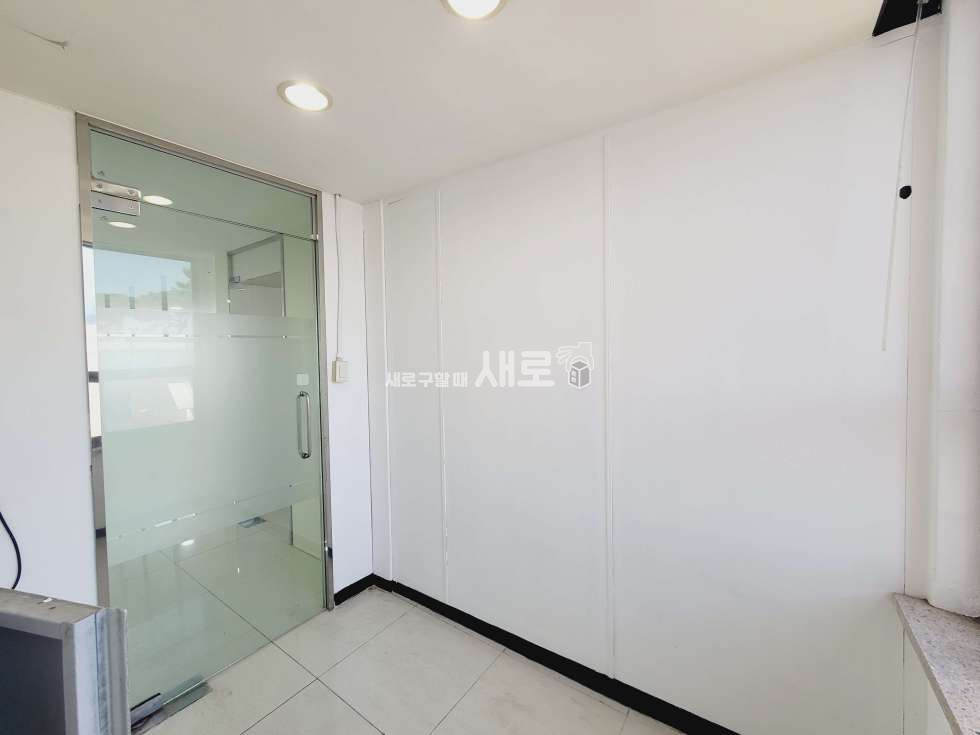 서울 강남구 논현동 O 강남구청역 도보 5분 O 홀 1 룸 1 O 주차엘베 O 대로변 O 월세 매물번호 13587 사진 6