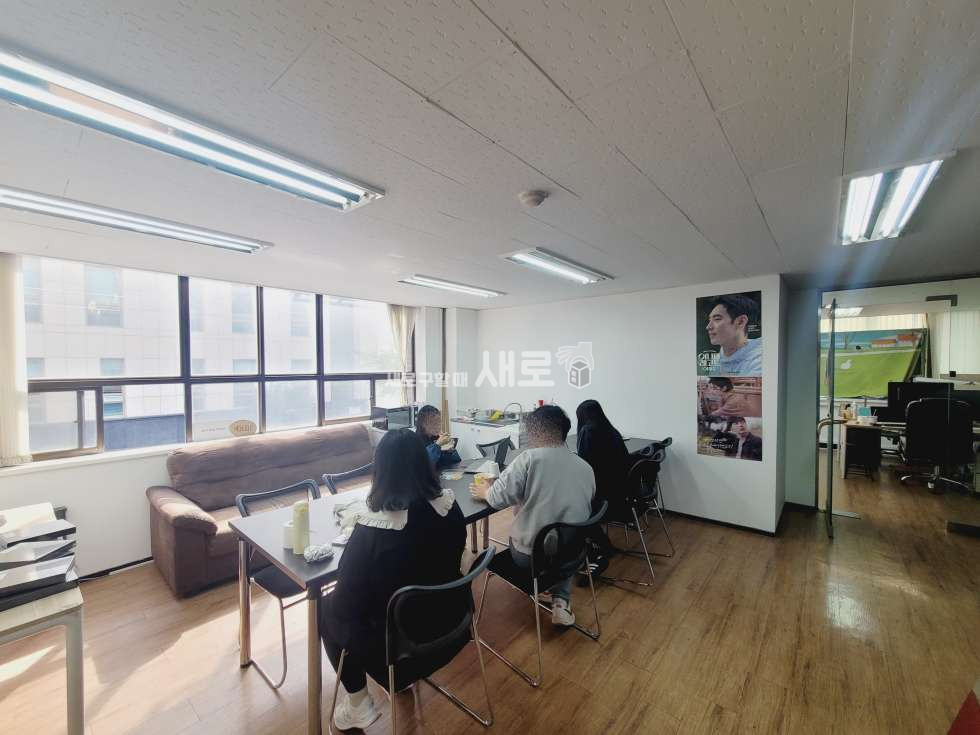 서울 강남구 논현동 O 논현역 10번 출구 O 홀 1 룸 2 O 텍스천장 O 외부 통유리 O 월세 매물번호 13604 사진 1