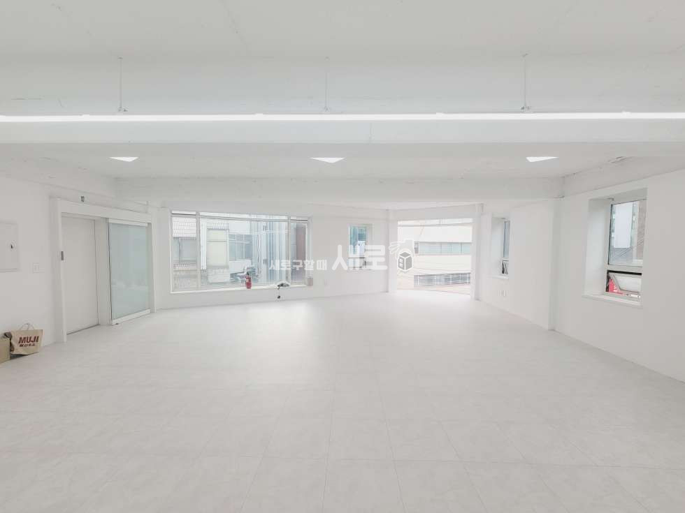 서울 강남구 청담동 O 영동대교 남단 O 홀 1 O 노출천장 O 외부통유리 O 월세 매물번호 13630 사진 2