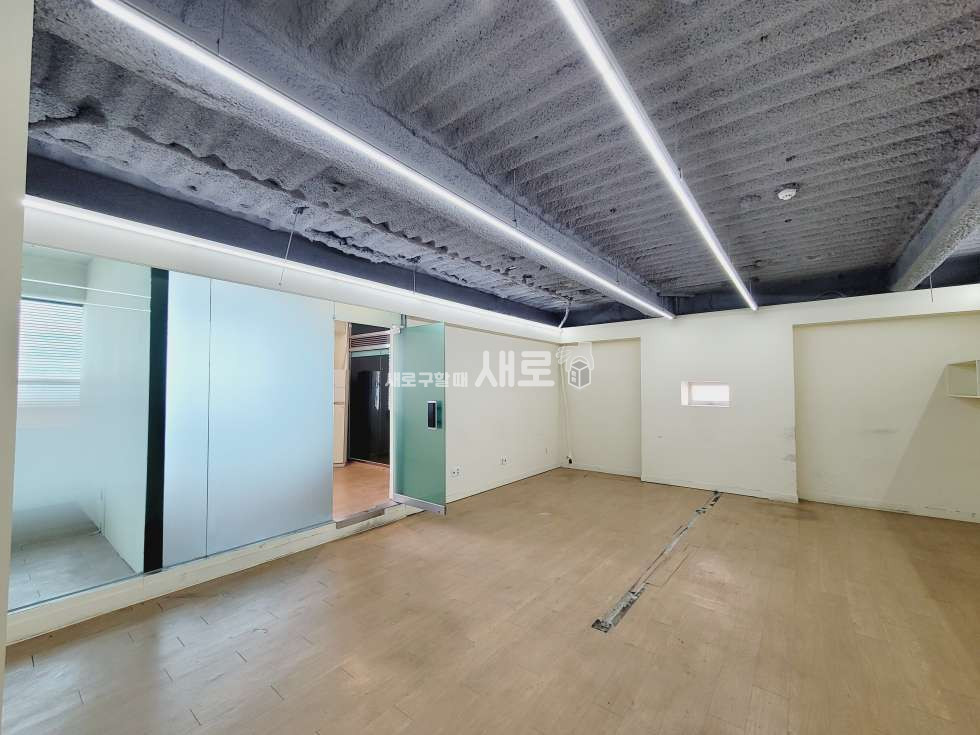 서울 강남구 논현동 O 논현역 9번출구 O 홀 1 룸 7 O 주차 엘베 O 대로변 O 월세 매물번호 13585 사진 3