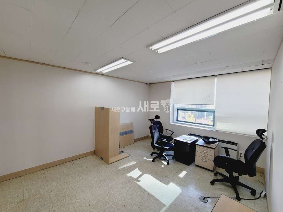 서울 강남구 논현동 O 언주역 도보 5분 O 홀 1 룸 2 O 대로변 사무실 O 주차엘베 O 월세 매물번호 13673 사진 5