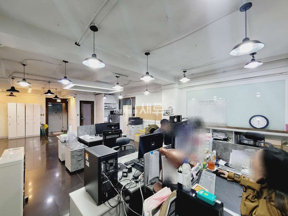 서울 강남구 논현동 O 학동역 도보 5분 O 홀 1 룸 3 O 노출천장 O 주차엘베 O 월세 매물번호 13783 사진 3