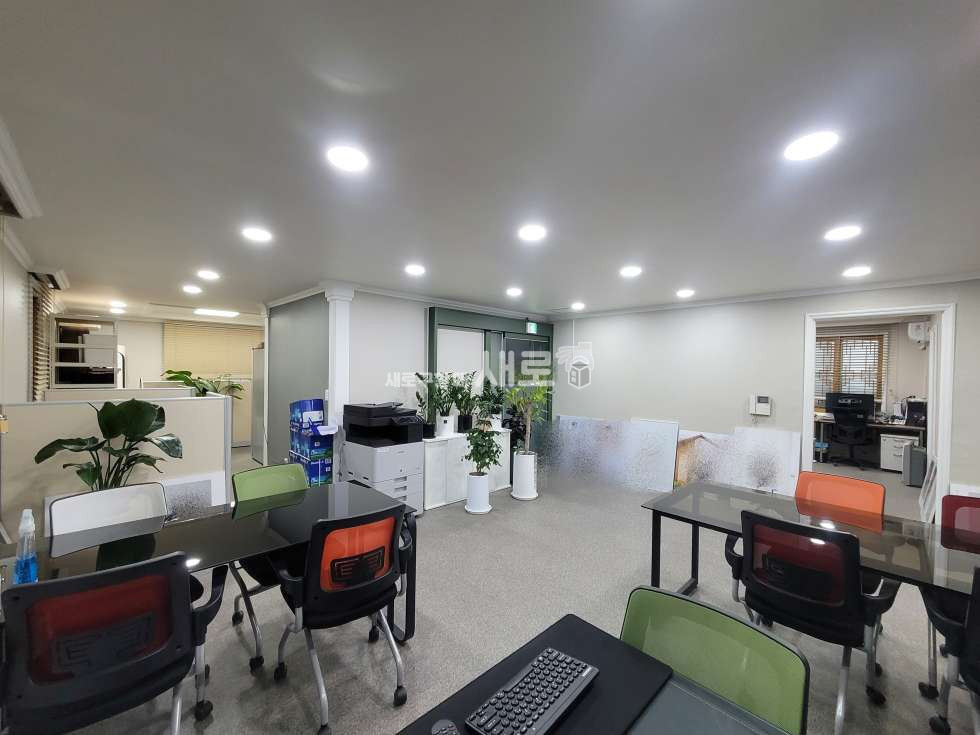 서울 강남구 논현동 논현정영빌딩동 O 학동역 도보 2분 O 홀 1 룸 3 O 포인트조명 O 주차엘베 O 월세 매물번호 13785 사진 4