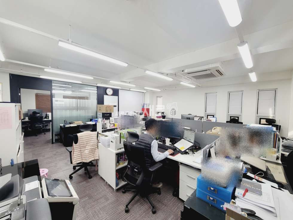 서울 강남구 논현동 O 을지병원 사거리 O 홀 1 룸 2 O 노출천장 O 주차엘베 O 탕비실 O 월세 매물번호 14027 사진 1