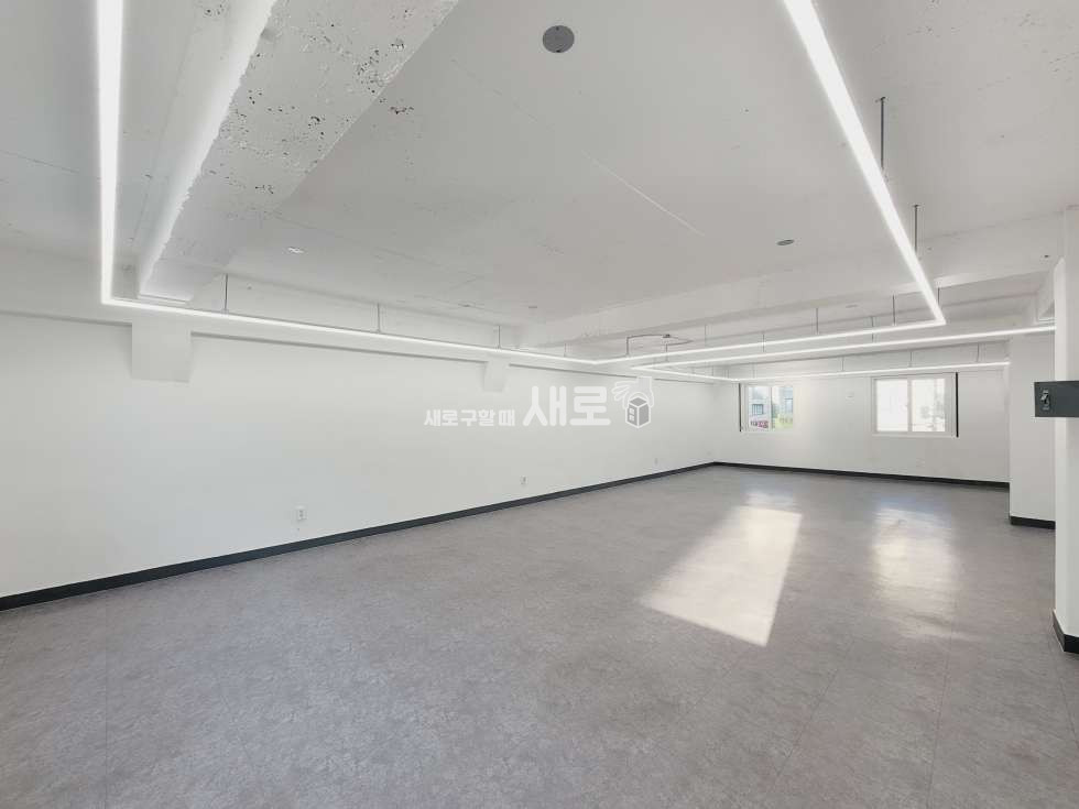 서울 강남구 도곡동 O 양재역 도보 5분 O 홀 1 O 노출천장 O 인테리어 O 주차 O 월세 매물번호 14213 사진 3