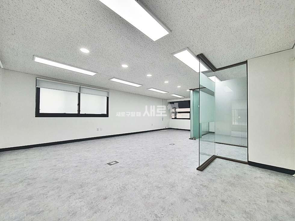 서울 강남구 역삼동 강남역 내부 관리 잘된 깔끔한 화이트톤 사무실 월세 매물번호 10679 사진 2